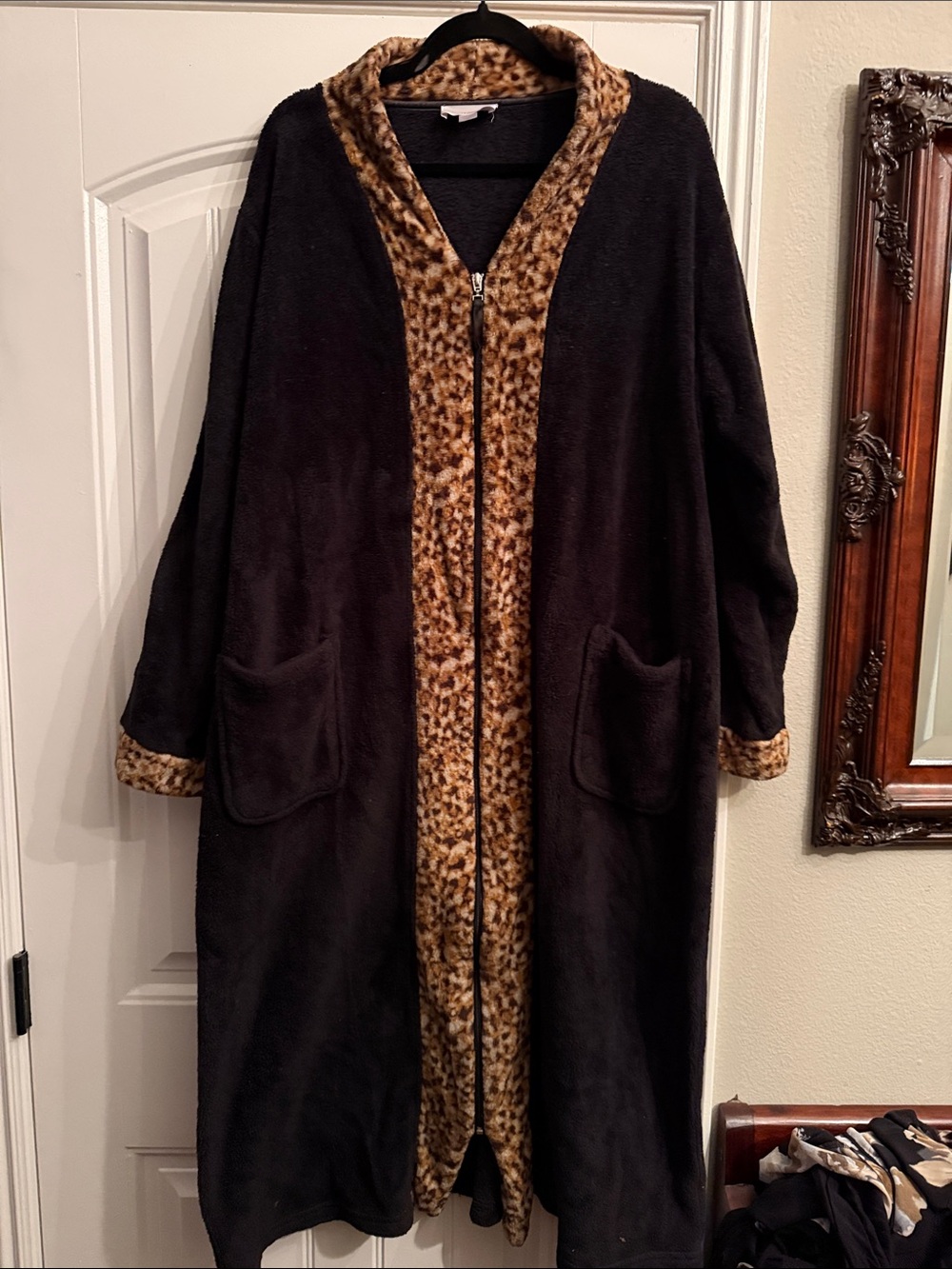 Black Leopard-Trim Plush Zip-Front Sleep Robe